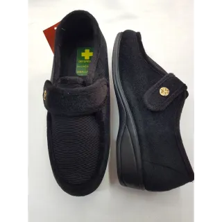 Zapatilla con cuña cerrada con velcro