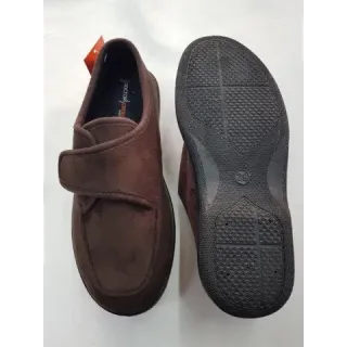 Zapatilla cerrada con velcro