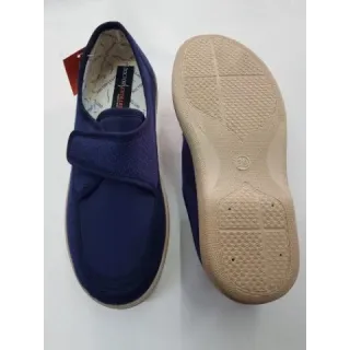 Zapatilla plana cerrada con velcro